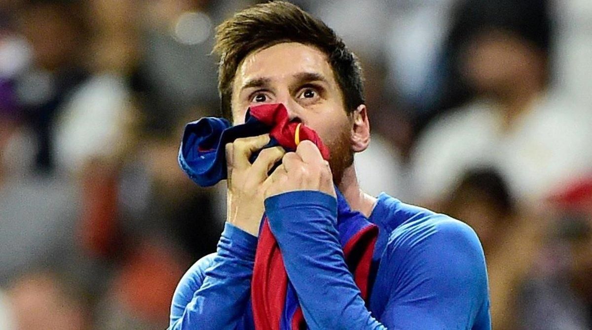 Leo Messi besa la camiseta del Barça. Leo Messi besa la camiseta del Barça.