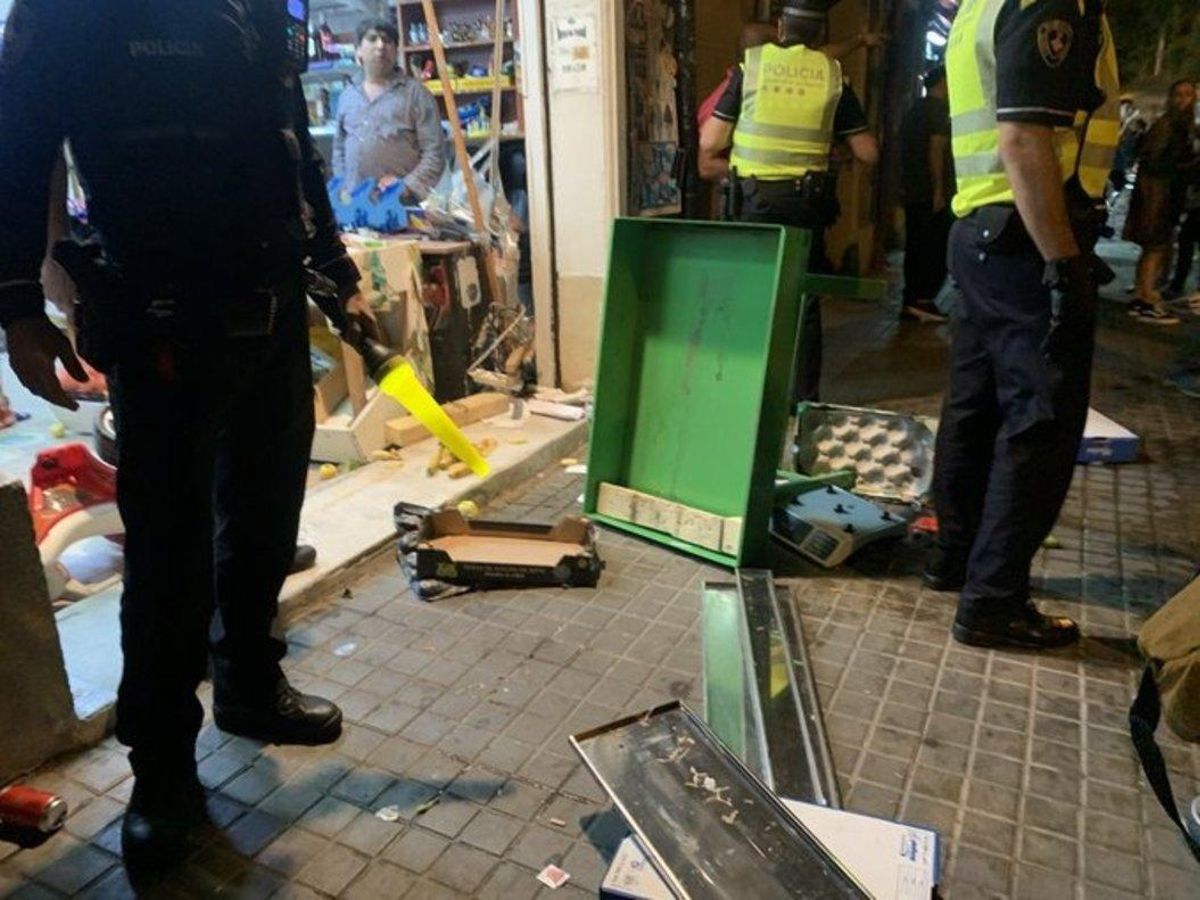 Agentes de la Guardia Urbana, en el local destrozado de Les Corts. Agentes de la Guardia Urbana, en el local destrozado de Les Corts.