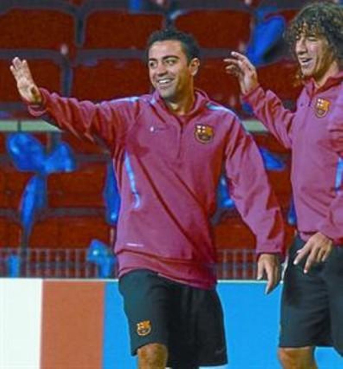 Xavi y Puyol, anoche durante el entrenamiento del Barça. Xavi y Puyol, anoche durante el entrenamiento del Barça.