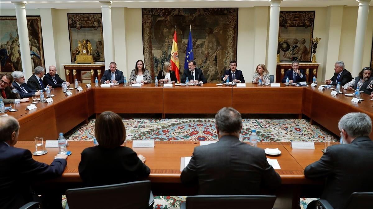 El presidente del Gobierno, Mariano Rajoy, reunido con representantes de asociaciones de victimas del terrorismo en el Palacio de la Moncloa. El presidente del Gobierno, Mariano Rajoy, reunido con representantes de asociaciones de victimas del terrorismo en el Palacio de la Moncloa.