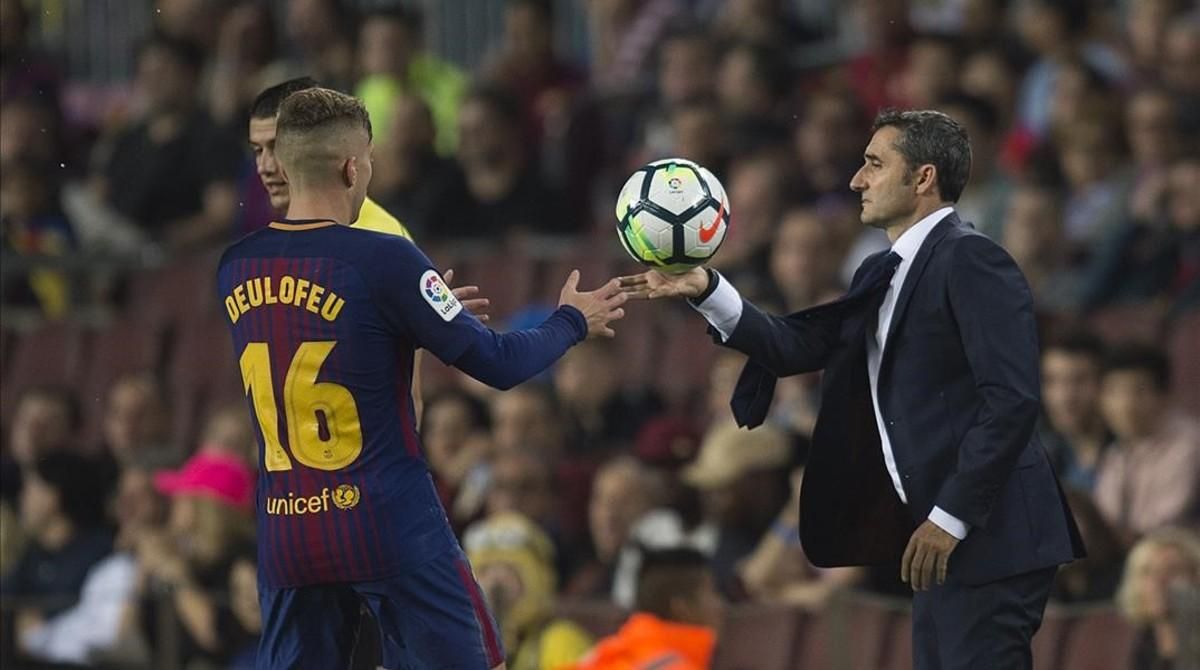 Valverde le pasa el balón a Deulofeu durante el partido ante el Málaga. Valverde le pasa el balón a Deulofeu durante el partido ante el Málaga.