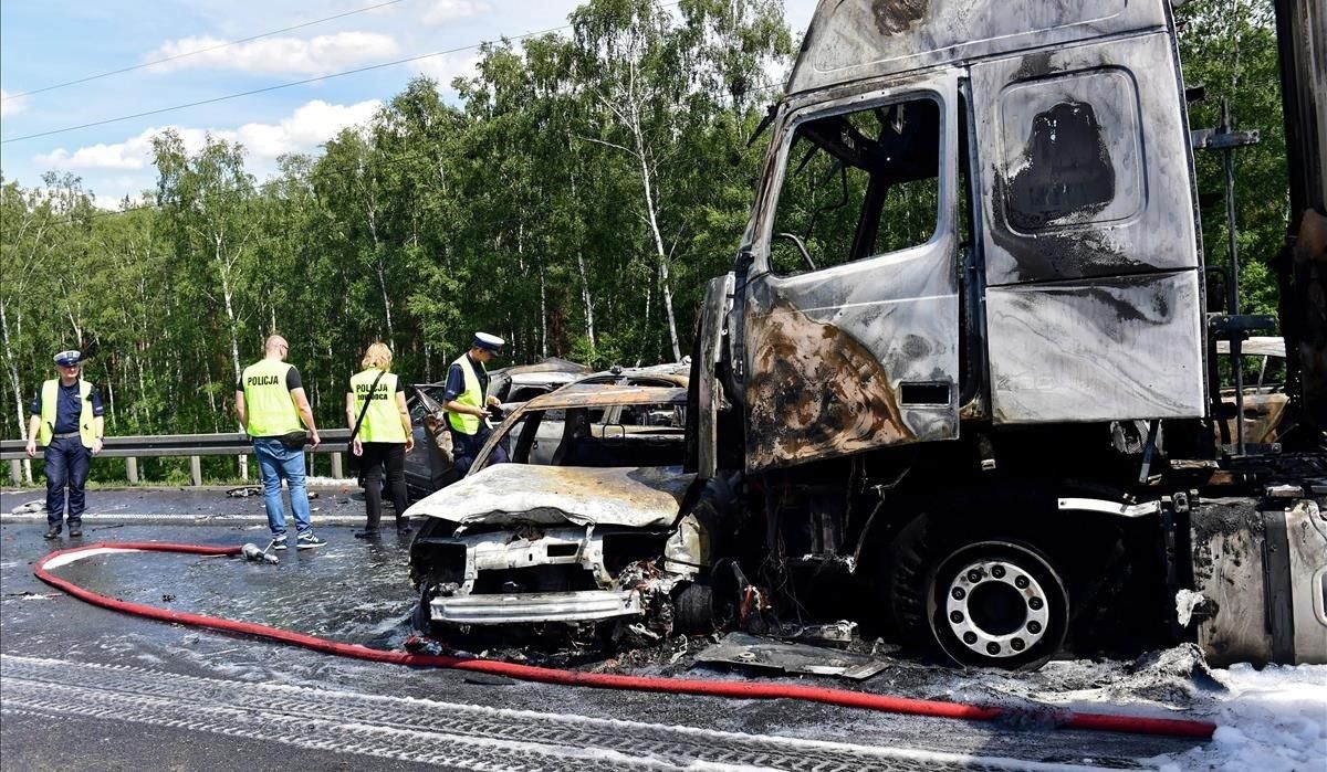 Accidente con seis muertos en una carretera polaca. Accidente con seis muertos en una carretera polaca.