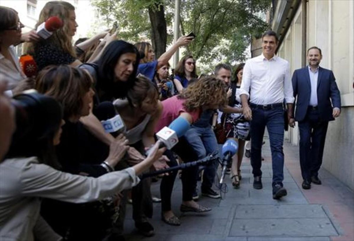 Sánchez y Ábalos, a su llegada a la sede socialista de ferraz, el miércoles. Sánchez y Ábalos, a su llegada a la sede socialista de ferraz, el miércoles.