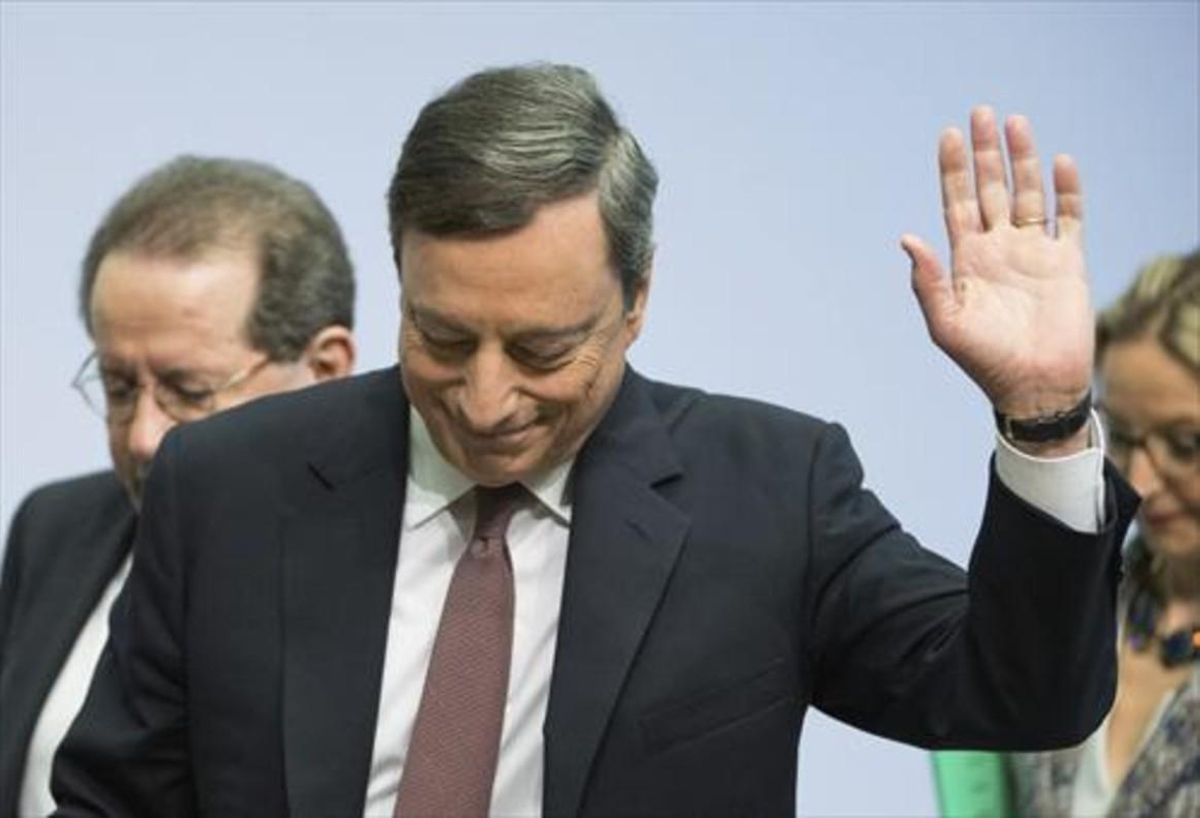 Draghi saluda tras comparecer ante la prensa, en una imagen de archivo. Draghi saluda tras comparecer ante la prensa, en una imagen de archivo.