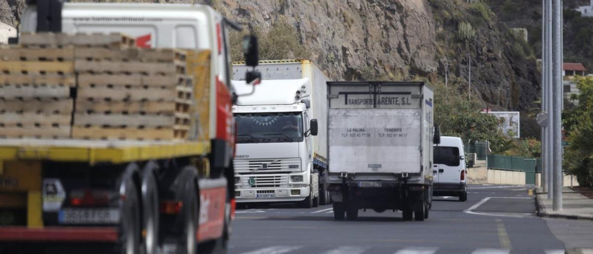 La histórica subida del gasoil pone en jaque a los transportistas en Canarias