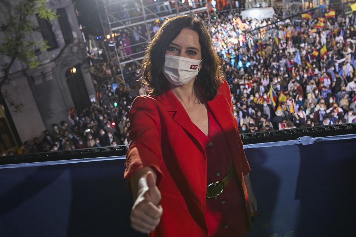 Isabel Díaz Ayuso posa en el balcón de la sede del partido durante la pasada noche electoral. Isabel Díaz Ayuso posa en el balcón de la sede del partido durante la pasada noche electoral.