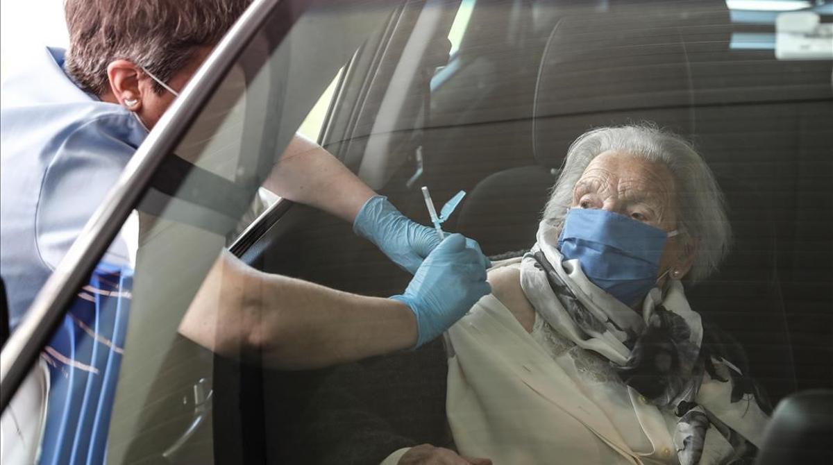 Euskadi empieza a vacunar a las personas centenarias sin salir de su coche.