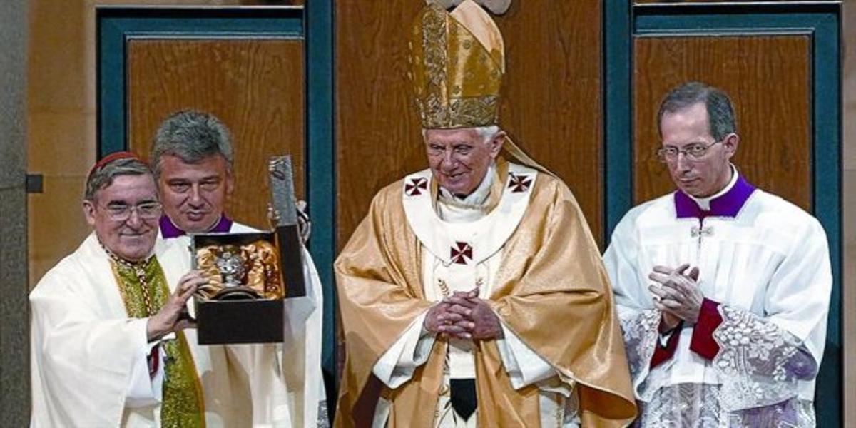 El cardenal arzobispo de Barcelona, Lluís Martínez Sistach, muestra un regalo del Papa, en la Sagrada Família. El cardenal arzobispo de Barcelona, Lluís Martínez Sistach, muestra un regalo del Papa, en la Sagrada Família.