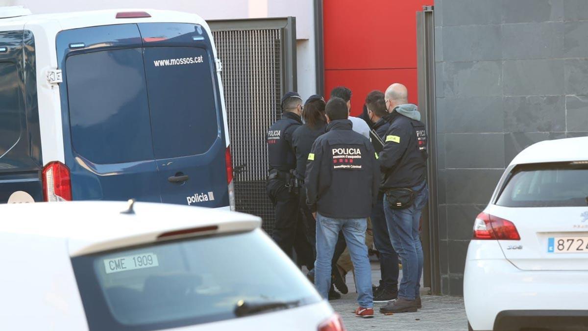 Operación contra una red de marihuana que había corrompido a policías locales de Llinars del Vallès. En la foto, los agentes llevan a uno de los detenidos.