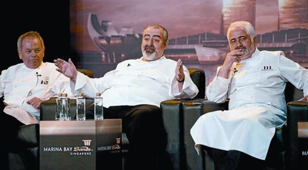 Santamaria, entre los chefs Wolfgang Puk y Guy Savoy (derecha), en una rueda de prensa en el complejo turístico en Marina Bay Sands, el miércoles. Santamaria, entre los chefs Wolfgang Puk y Guy Savoy (derecha), en una rueda de prensa en el complejo turístico en Marina Bay Sands, el miércoles.