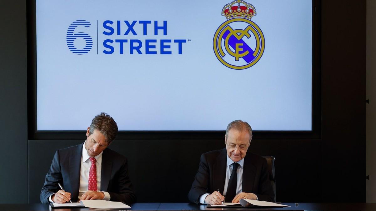 Alan Waxman, cofundador y CEO de Sixth Street, y Florentino Pérez, presidente del Madrid, firman el acuerdo en el Bernabéu.