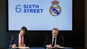 Alan Waxman, cofundador y CEO de Sixth Street, y Florentino Pérez, presidente del Madrid, firman el acuerdo en el Bernabéu.