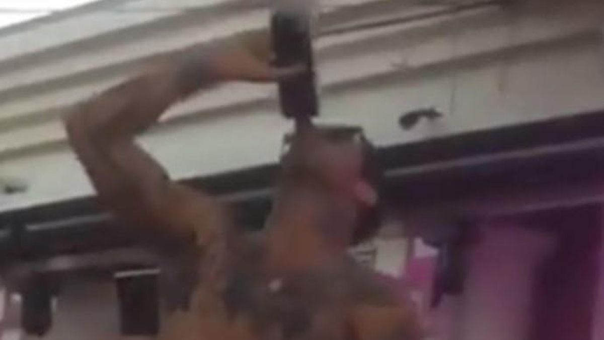 Multa de 15.000 euros al músic que va escopir alcohol al públic a Torremolinos Multa de 15.000 euros al músic que va escopir alcohol al públic a Torremolinos