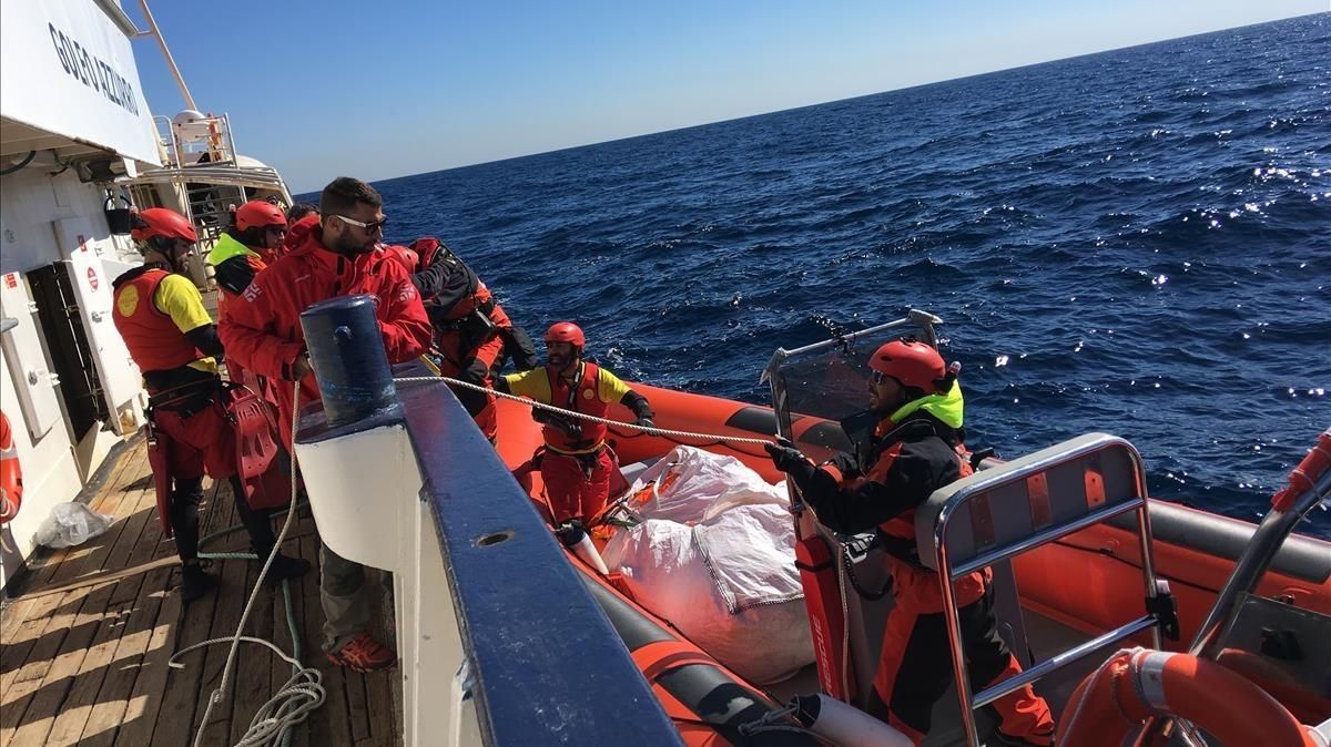Rescate de Proactiva Open Arms frente a las costas libias. Rescate de Proactiva Open Arms frente a las costas libias.