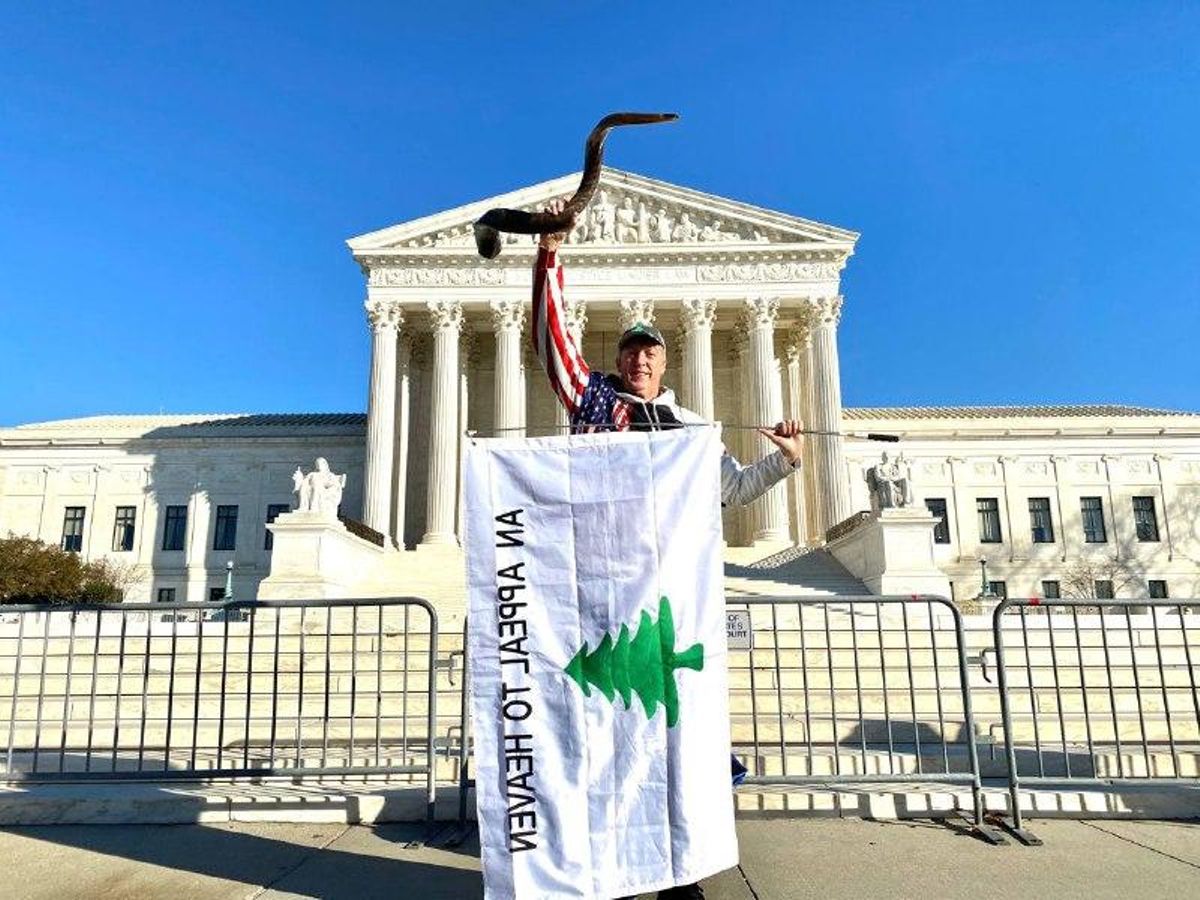 David Wood, en una imagen captada en Washington, el día de las protestas en el Capitolio con su trompeta David Wood, en una imagen captada en Washington, el día de las protestas en el Capitolio con su trompeta