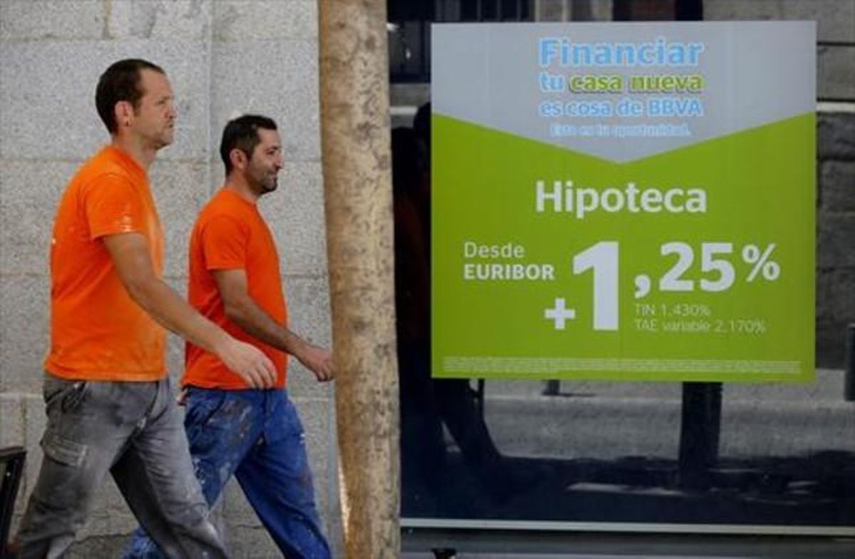 Un anuncio de hipotecas en el escaparate de una oficina bancaria, el pasado agosto en Madrid. Un anuncio de hipotecas en el escaparate de una oficina bancaria, el pasado agosto en Madrid.