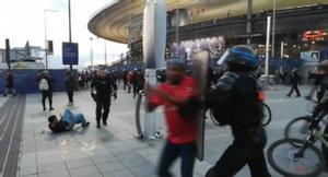 sta captura tomada de un video de AFP muestra a la policía interviniendo mientras los fanáticos trepan la valla del Stade de France antes del partido de fútbol final de la UEFA Champions League