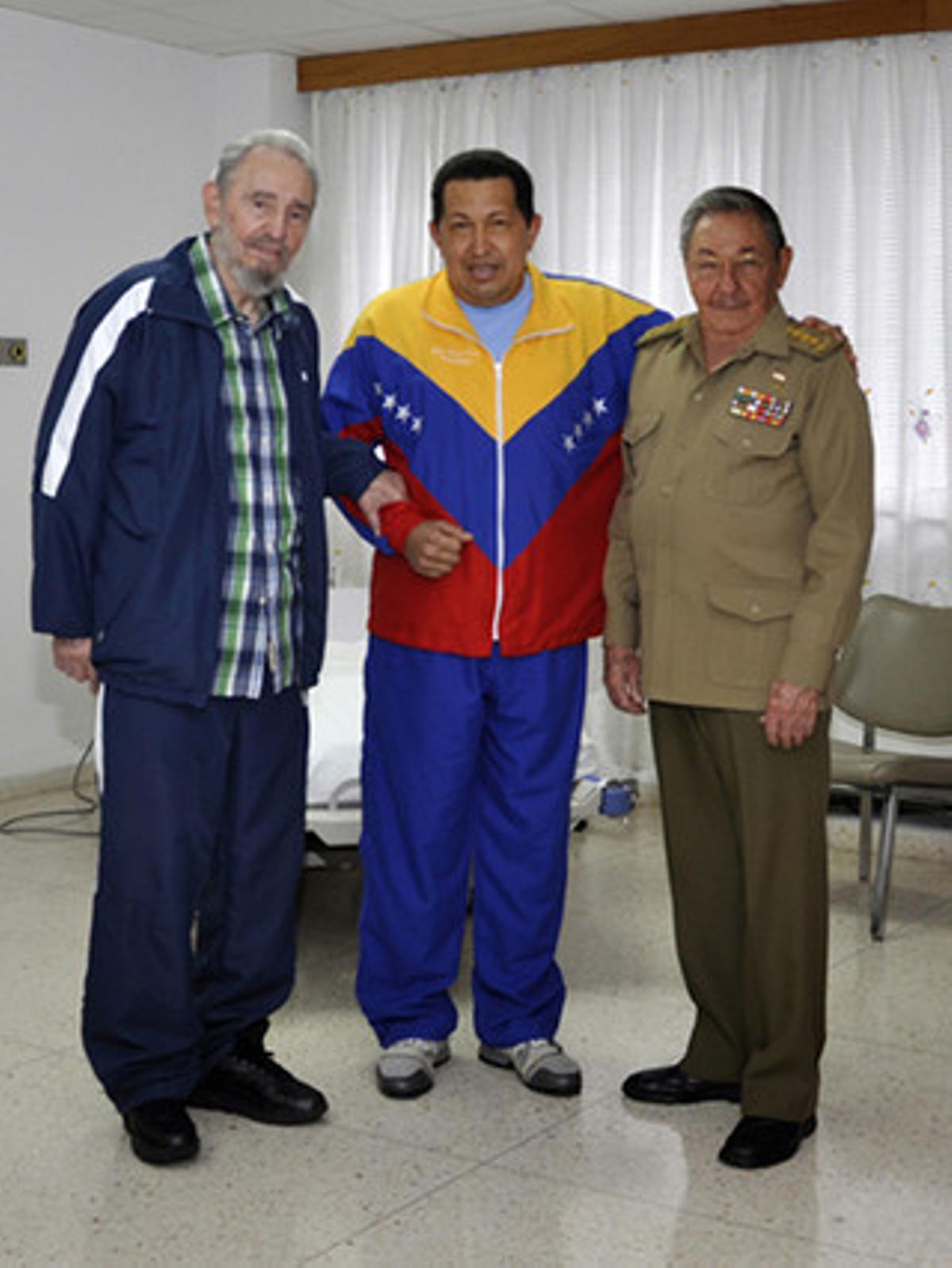 Los hermanos Fidel y Raúl Castro posan con Hugo Chávez el pasado 17 de junio en el hospital donde fue intervenido el líder venezolano.