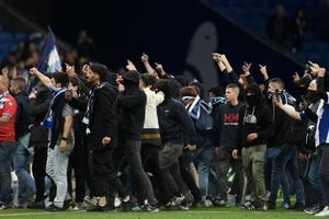 Invasión de hinchas del Espanyol en el RCDE Stadium, este domingo tras el derbi ante el Barça.