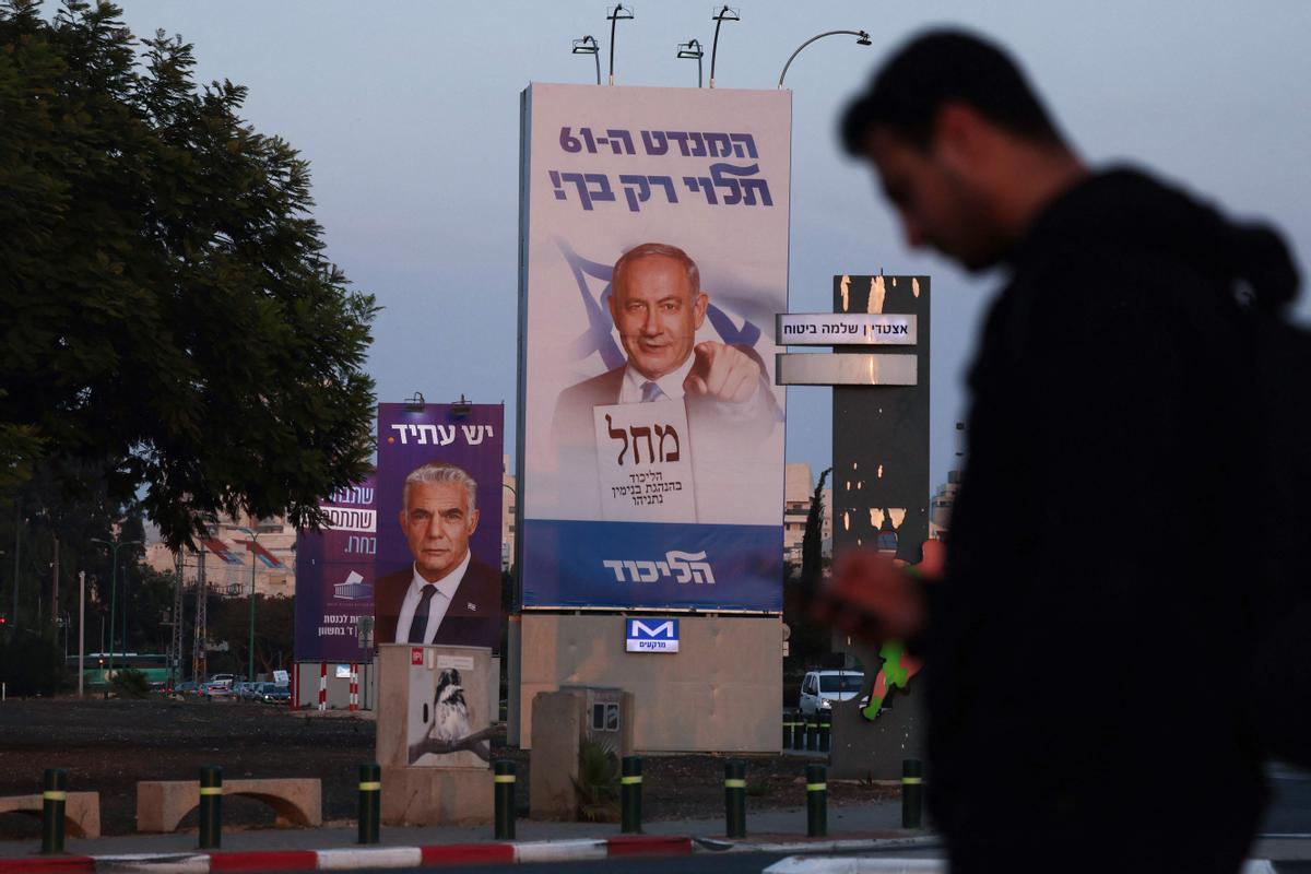 Carteles electorales en una calle de Tel Aviv.