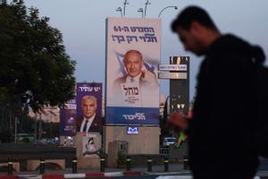 Carteles electorales en una calle de Tel Aviv.