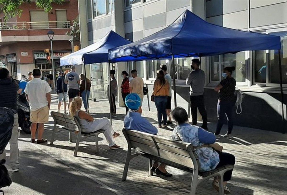 Colas para realizarse la PCR voluntaria en el barrio de la Florida de L’Hospitalet. Colas para realizarse la PCR voluntaria en el barrio de la Florida de L’Hospitalet.