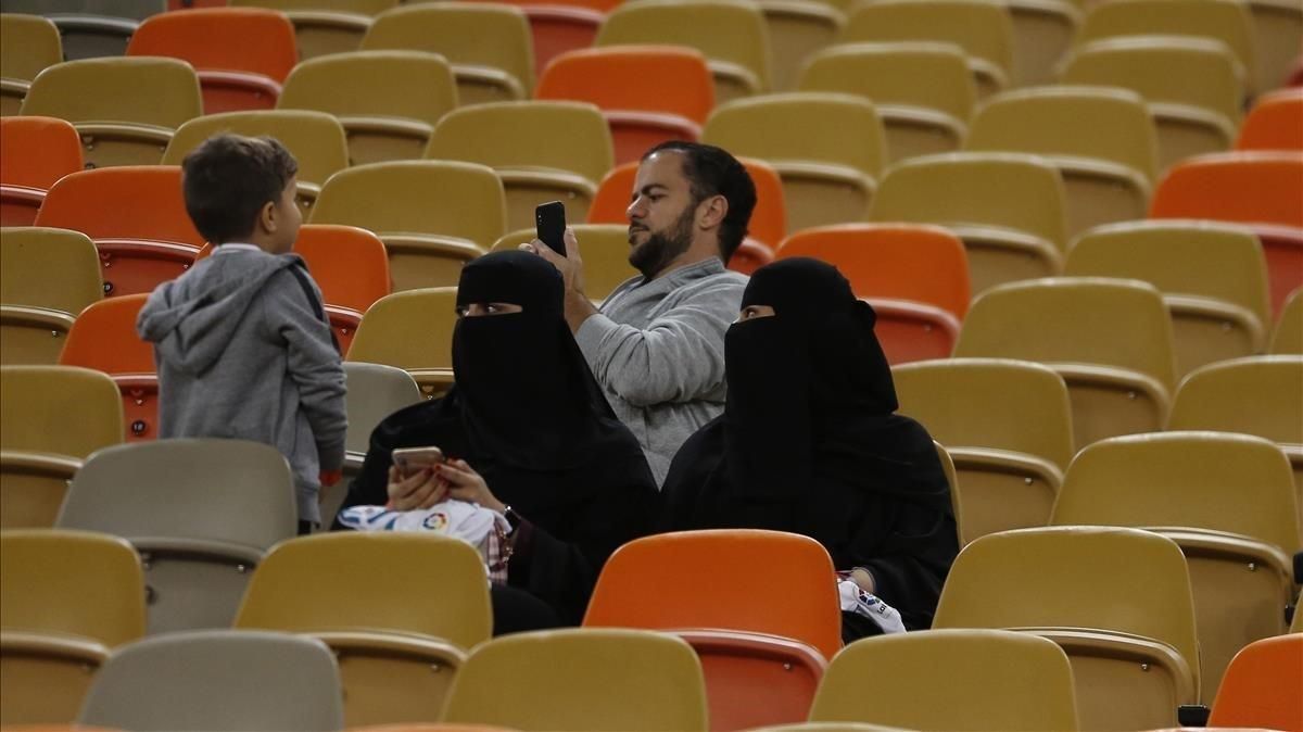 Dos aficionadas saudís siguen la primera semifinal de la Supercopa entre el Valencia y el Madrid en Jeddah. Dos aficionadas saudís siguen la primera semifinal de la Supercopa entre el Valencia y el Madrid en Jeddah.