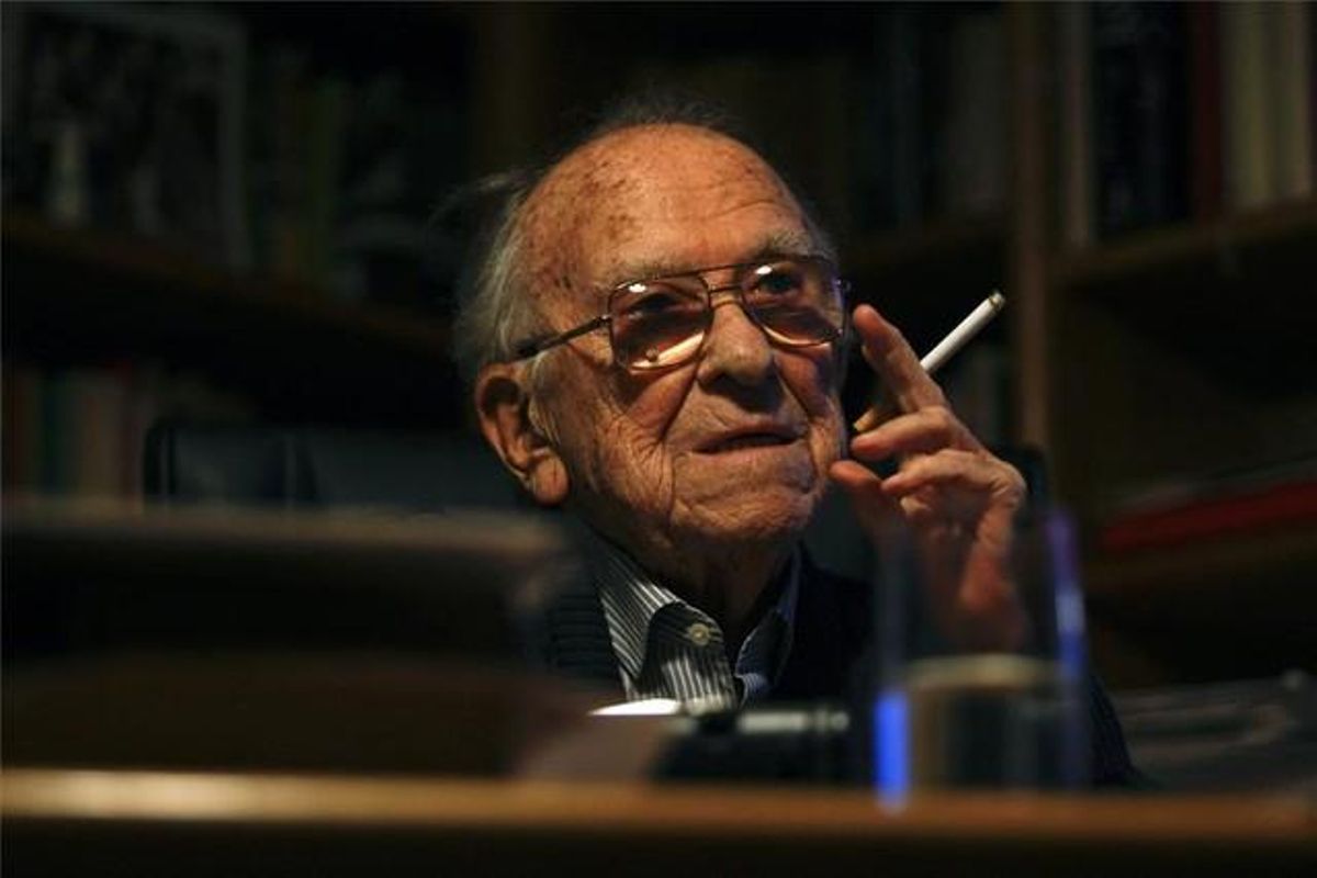 Santiago Carrillo, amb un cigarret en la seva posa habitual. Santiago Carrillo, amb un cigarret en la seva posa habitual.