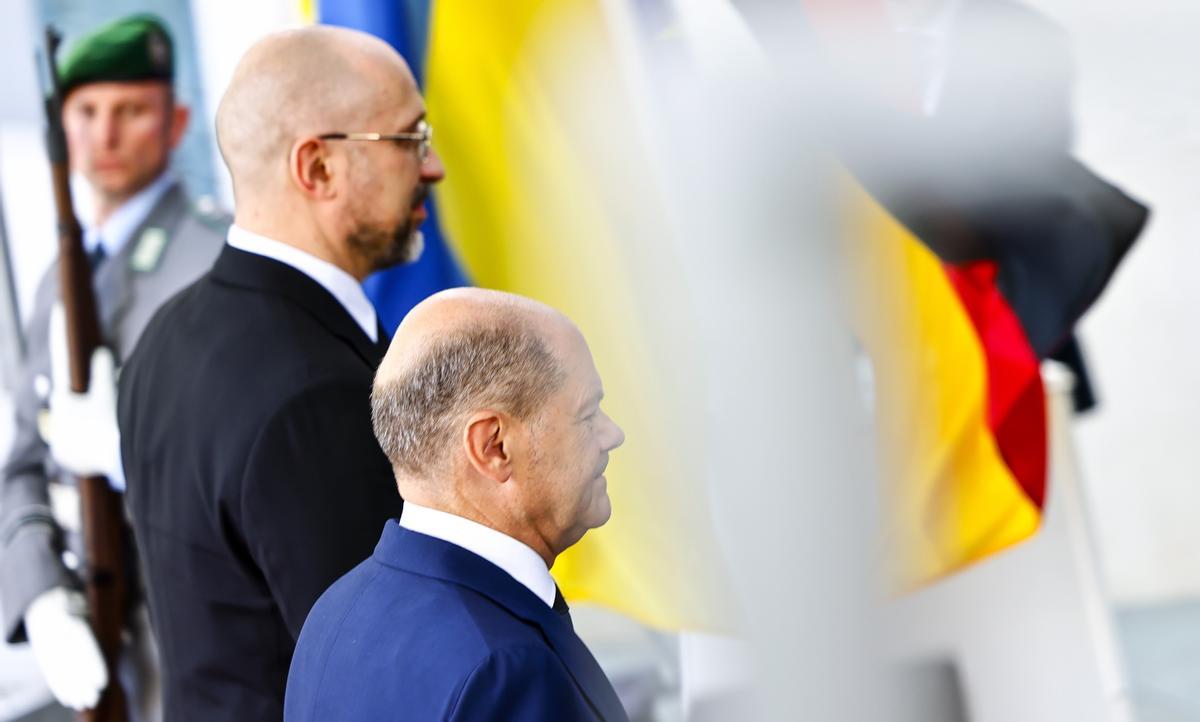 El canciller alemán Olaf Scholz con el primer ministro ucraniano Shmyhal