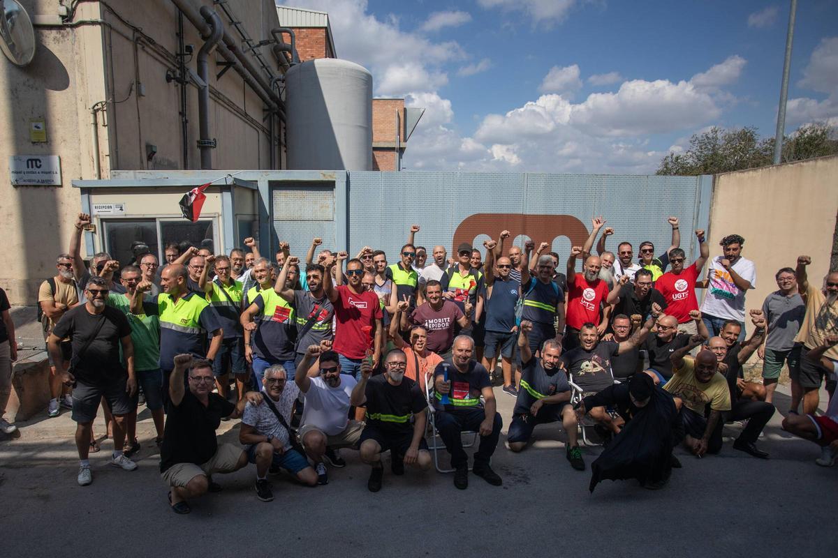 Protesta de los trabajadores de la fábrica Miquel y Costas, este miércoles 13 de septiembre