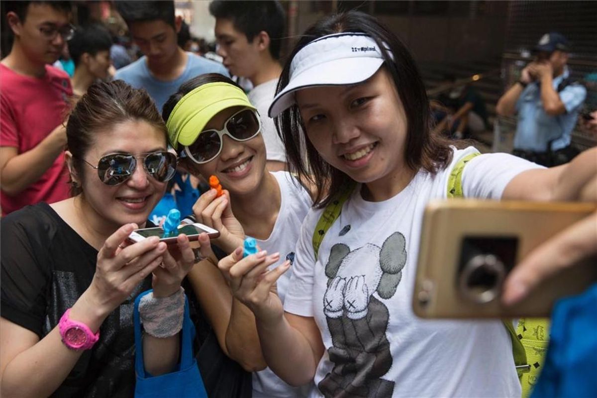 Tres jóvenes se hacen un selfi en Hong Kong. Tres jóvenes se hacen un selfi en Hong Kong.