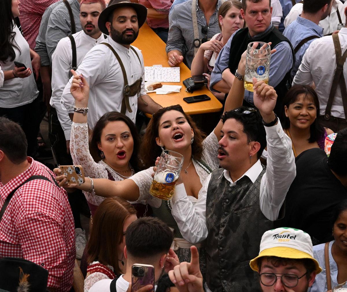 Mucha cerveza y diversión en el Oktoberfest de Múnich | FOTOS