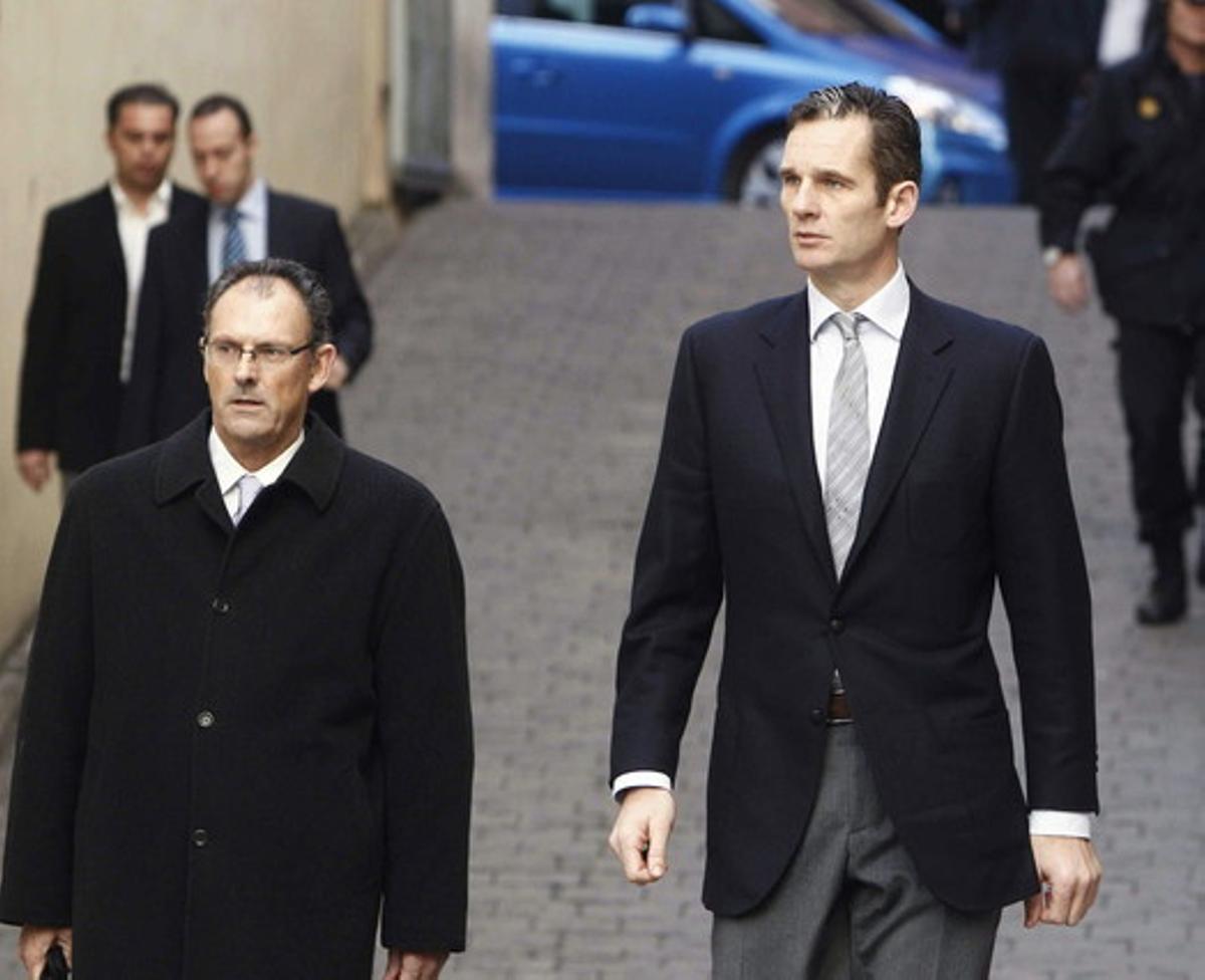 El duque de Palma, acompañado de su abogado Mario Pascual Vives, llega a pie a los juzgados.