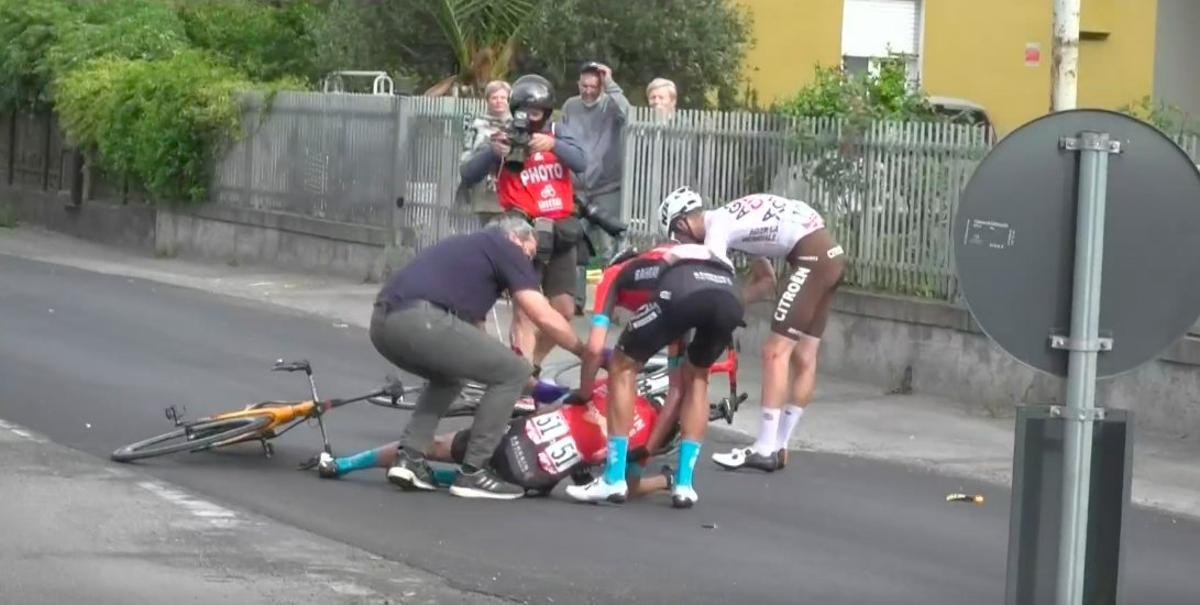 Mikel Landa, en el suelo, tras sufrir el accidente.