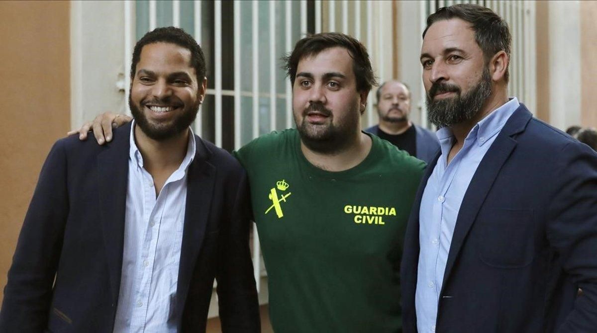 El líder de Vox, Santiago Abascal, y el diputado de Vox por Barcelona, Ignacio Garriga, junto a un militante del partido El líder de Vox, Santiago Abascal, y el diputado de Vox por Barcelona, Ignacio Garriga, junto a un militante del partido