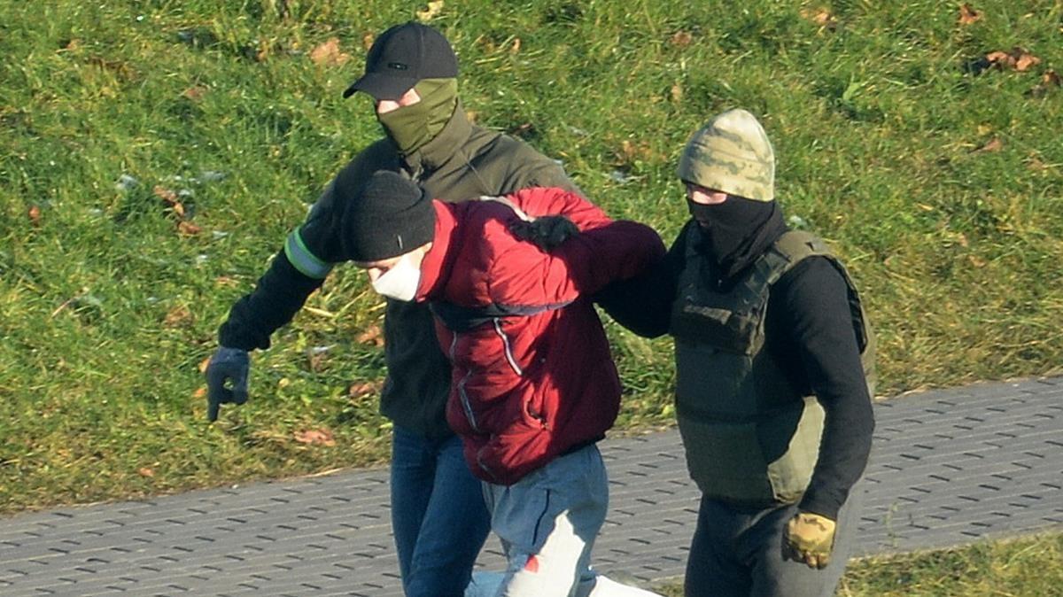 Dos policías de paisano detienen a un manifestante en las protestas de este domingo en Minsk, la capital bielorrusa.