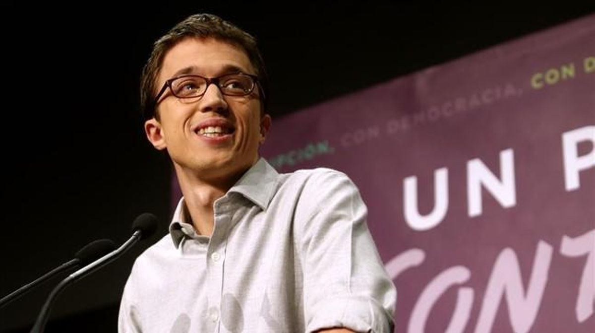 Íñigo Errejón sonríe durante su comparecencia ante los medios la noche electoral. Íñigo Errejón sonríe durante su comparecencia ante los medios la noche electoral.