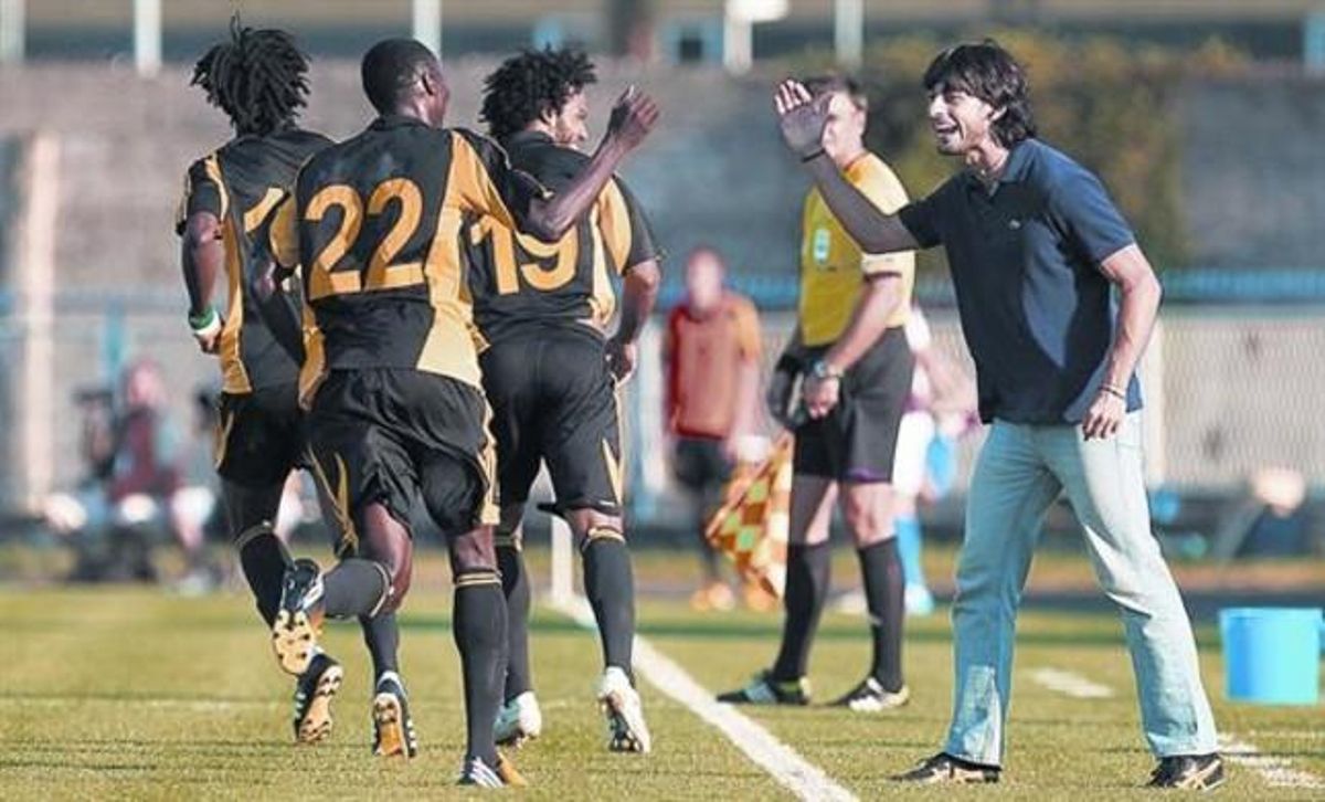 Juan Ferrando felicita a sus jugadores en un partido del FC Sheriff de Tiraspol, el líder de la Liga de Moldavia. Juan Ferrando felicita a sus jugadores en un partido del FC Sheriff de Tiraspol, el líder de la Liga de Moldavia.