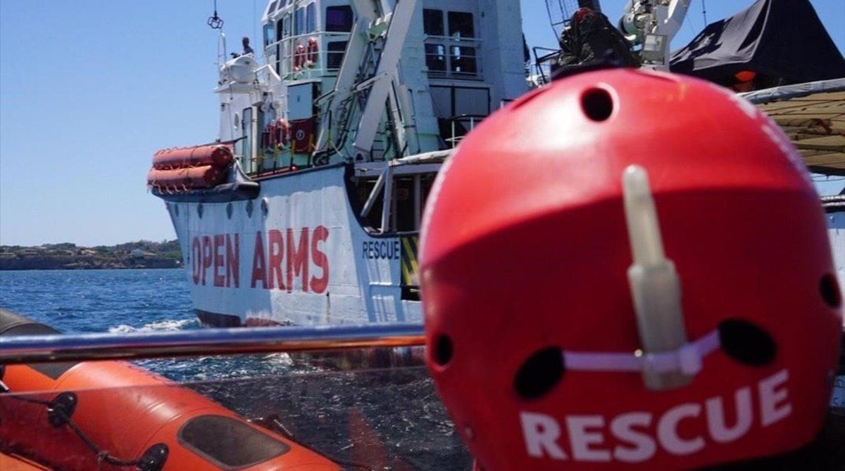 Uno de los miembros de Open Arms llega al buque de salvamento de la oenegé Uno de los miembros de Open Arms llega al buque de salvamento de la oenegé