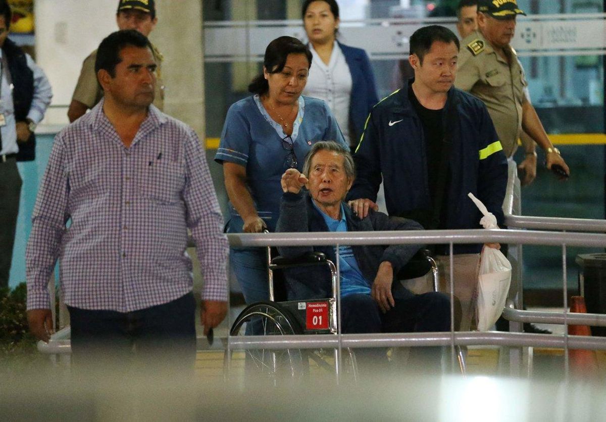 Imagen de enero del 2018 donde Alberto Fujimori abandona una clínica limeña tras una prolongada estadía por problemas de salud. Imagen de enero del 2018 donde Alberto Fujimori abandona una clínica limeña tras una prolongada estadía por problemas de salud.