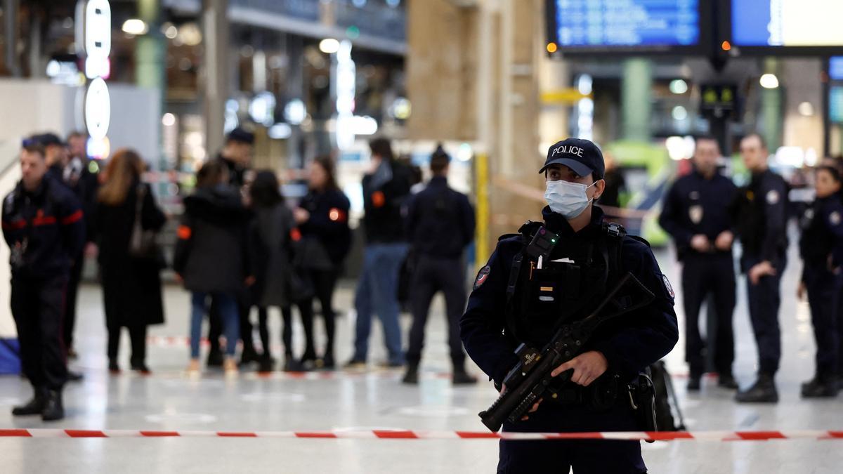 Agentes de la Policía francesa en la estación de la Gare du Nord, en París, donde un hombre con un cuchillo ha herido a varias personas.