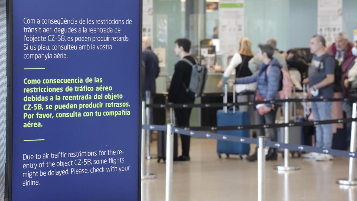El aeropuerto de Barcelona suspende una hora sus operaciones por el cohete chino sin control.