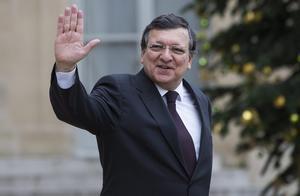 El president de la Comissió Europea, Jose Manuel Durao Barroso, saluda la premsa, ahir a París.