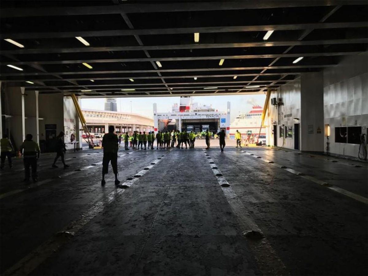 Los estibadores bloquan la salida de los pasajeros de un ferri en Barcelona. Los estibadores bloquan la salida de los pasajeros de un ferri en Barcelona.