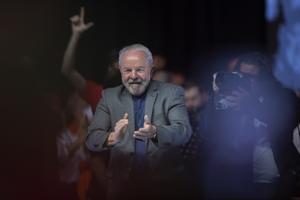 'Lula' hace campaña con chaleco antibalas