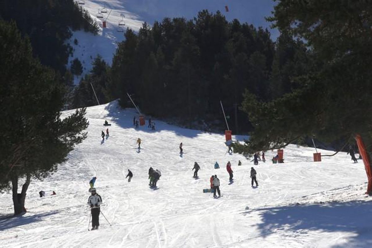 Diversos aficionados descienden por una de las pistas de La Molina, la temporada pasada. Diversos aficionados descienden por una de las pistas de La Molina, la temporada pasada.