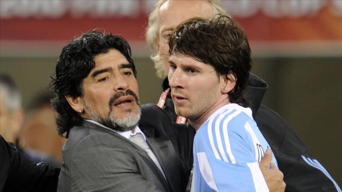 Maradona, entonces selecionador de Argentina, y Messi, en el 2010.