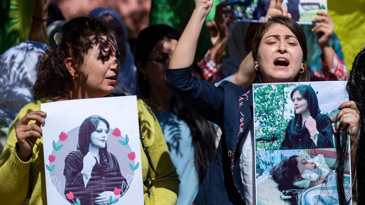 Manifestación de mujeres kurdas en Siria por la muerte de una joven en manos de la policía de la moral iraní.