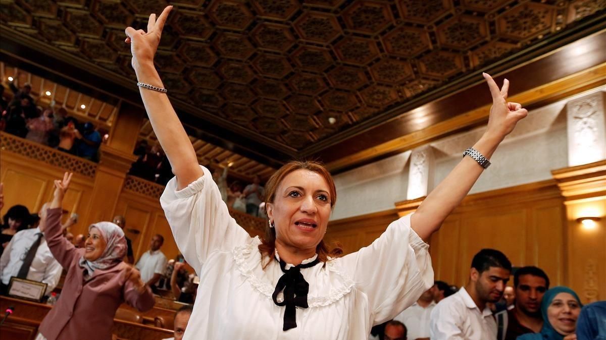 Souad Abderrahim celebra su victoria en las municipales de Túnez y se convierte en la primera alcadesa del mundo arabe. Souad Abderrahim celebra su victoria en las municipales de Túnez y se convierte en la primera alcadesa del mundo arabe.