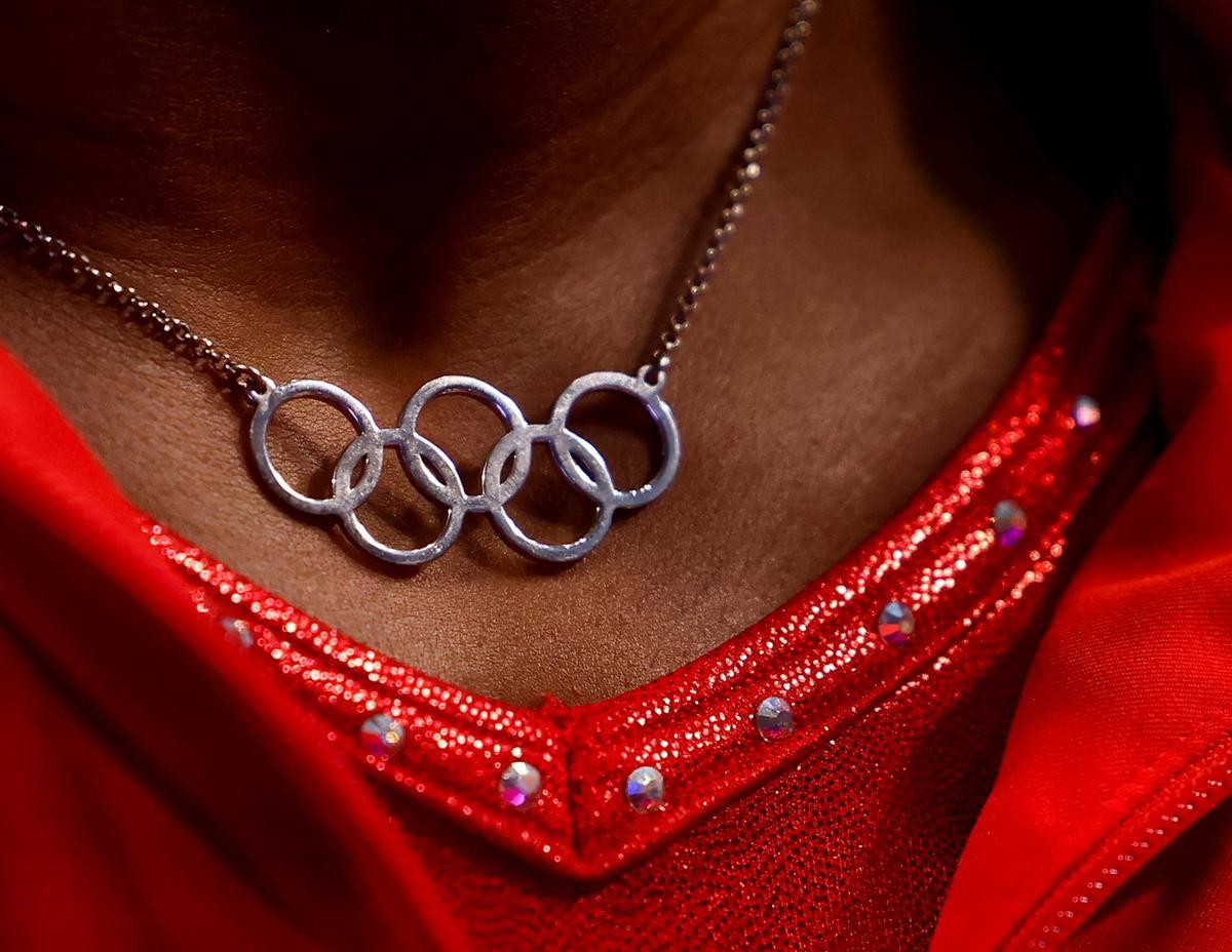 Una gimnasta de EEUU luce un colgante de los Juegos Olímpicos.